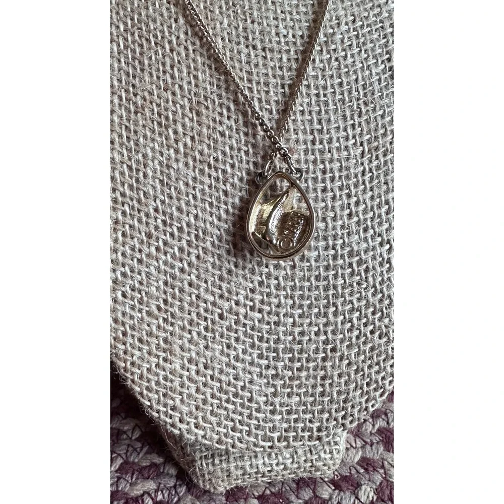 Vintage Gold Tone Pendant‎ Necklace with Red Stone Leaf Detail